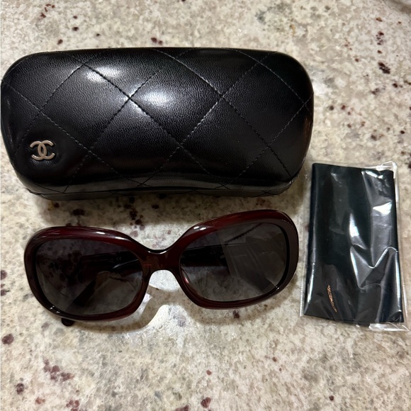 CHANEL Ribbon Logo CC Sunglasses - Picture 5 of 7